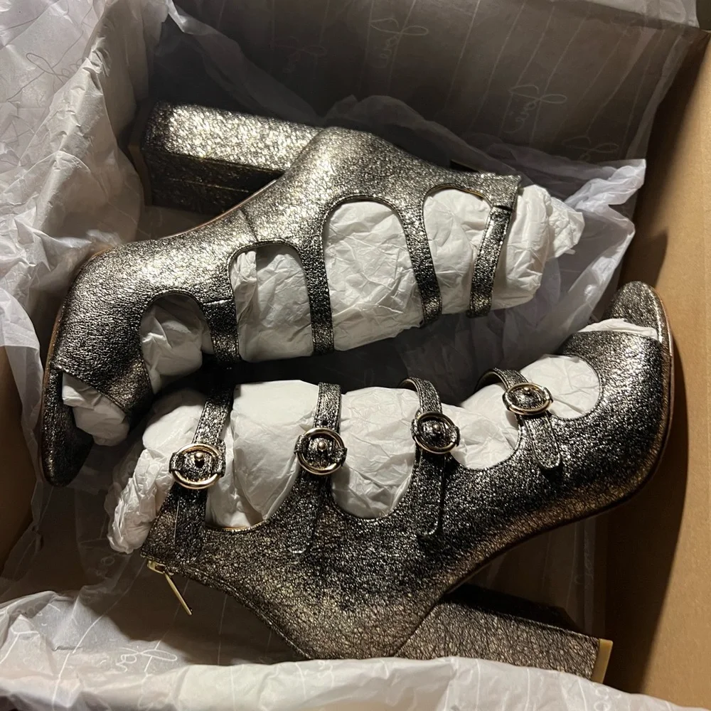 Size 6 1/2 Josie leather gold heels - Picture 15 of 16